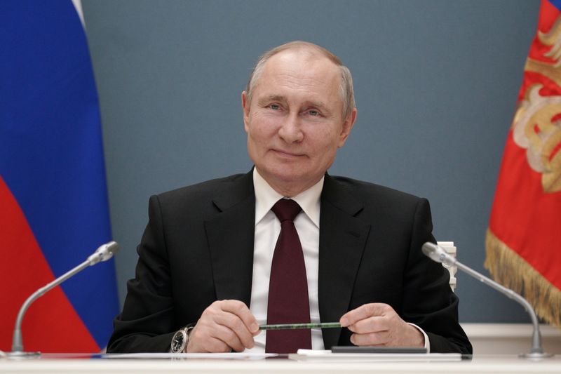 &copy; Reuters. FILE PHOTO: Russian President Vladimir Putin takes part in a ceremony launching a gold mining plant in Moscow