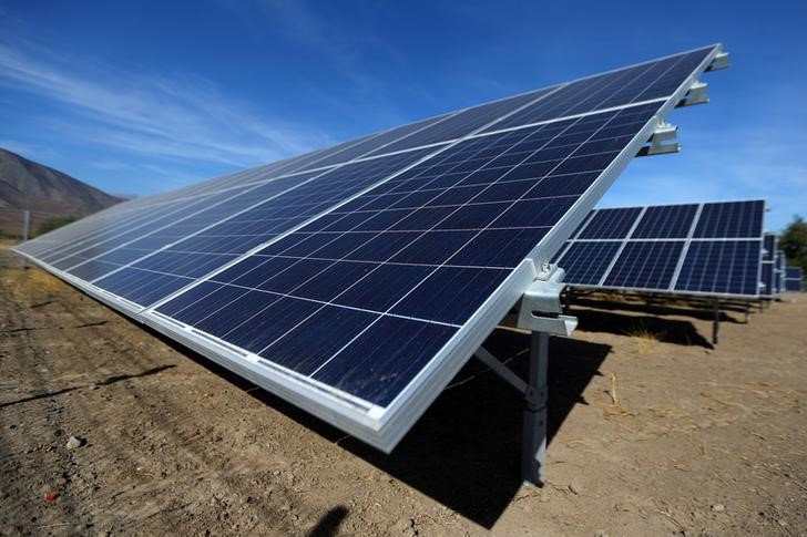 &copy; Reuters. Imagen de archivo de un panel solar instalado cerca de Santiago