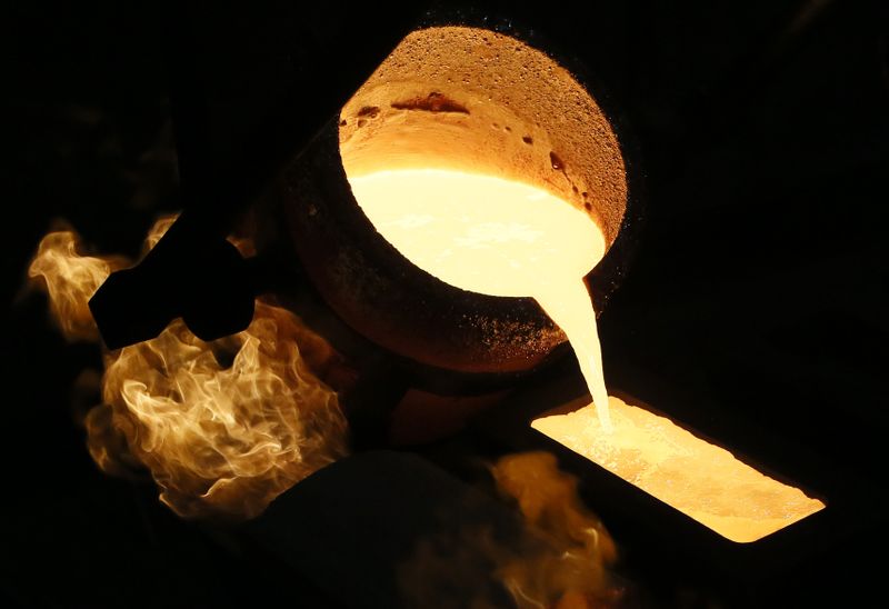 &copy; Reuters. Imagen de archivo de la elaboración de un lingote de oro con una pureza del 99,99% en la planta de metales no ferrosos Krastsvetmet, en la ciudad siberiana de Krasnoyarsk, Rusia.