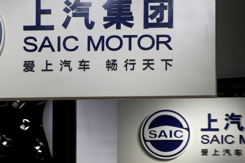 &copy; Reuters. FILE PHOTO: SAIC Motor Corp&apos;s logos are pictured at its booth during the Auto China 2016 auto show in Beijing