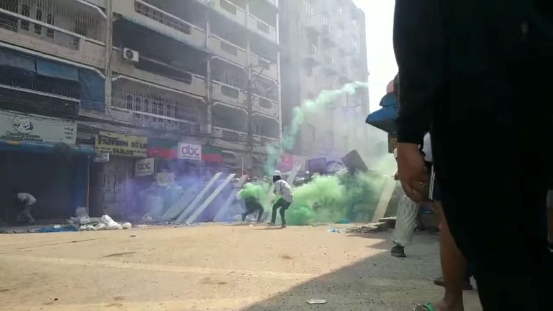 &copy; Reuters. Manifestação contra golpe militar na cidade de Yangon, em Mianmar