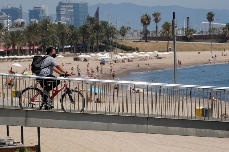 &copy; Reuters. La playa de Somorrostro, durante la epidemia de coronavirus (COVID-19), en Barcelona