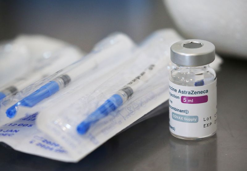 &copy; Reuters. الاتحاد الأفريقي يطالب باستمرار التطعيم بلقاح أسترا زينيكا