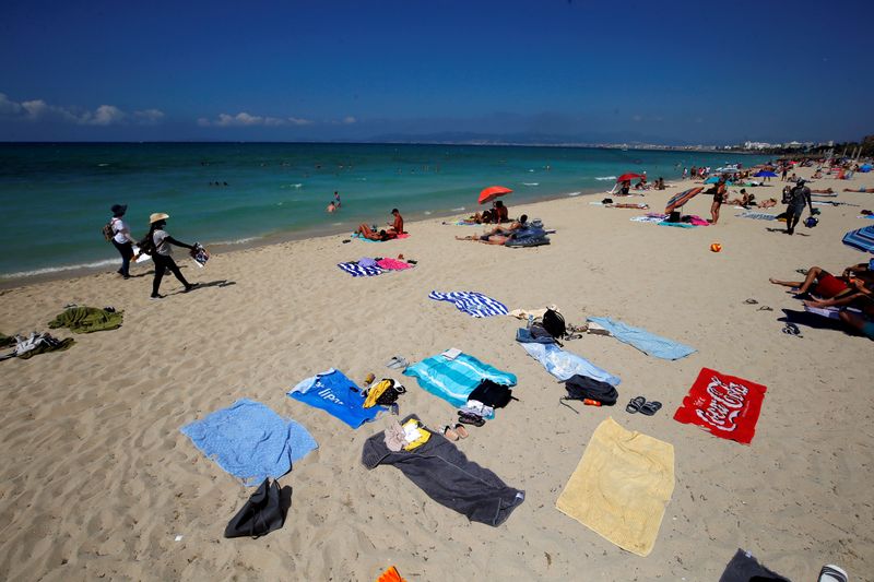 &copy; Reuters. La playa del Arenal, durante la epidemia de coronavirus (COVID-19), en Palma de Mallorca