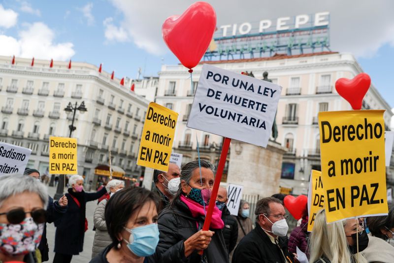 &copy; Reuters. Sostenitori della legge sull&apos;eutanasia manifestano mentre al Parlamento spagnolo si sta discutendo l&apos;approvazione del disegno di legge in merito