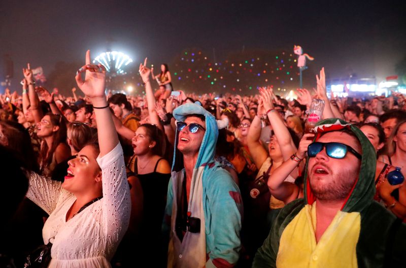 © Reuters. FILE PHOTO: Festivalgoers attend the Sziget music festival on an island in the Danube River in Budapest