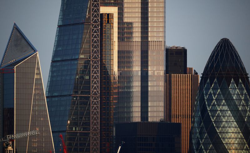 &copy; Reuters. FOTO DE ARCHIVO: Rascacielos en el distrito financiero de The City of London se ven en Londres, Reino Unido