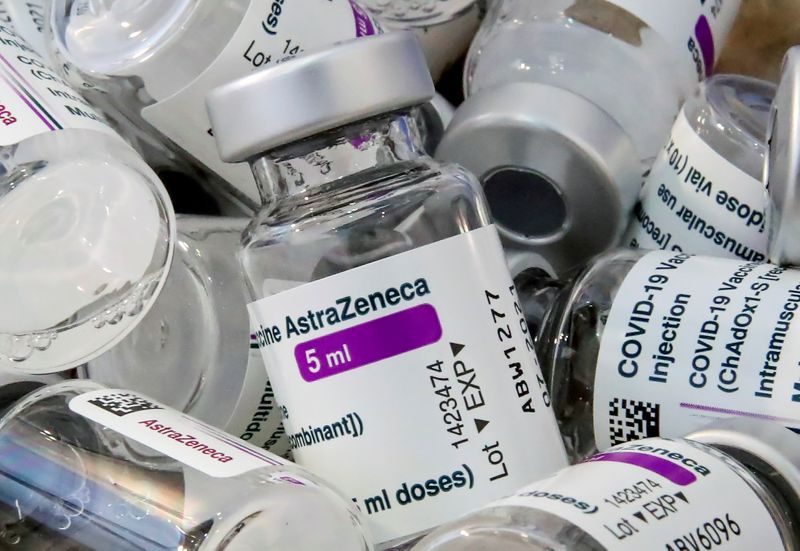 &copy; Reuters. FOTO DE ARCHIVO: Viales vacíos con dosis de la vacuna de la Universidad de Oxford y AstraZeneca en Bierset