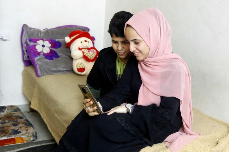 &copy; Reuters. أسرة من قطاع غزة فرقتها السياسة تحلم بلم الشمل في عيد الأم