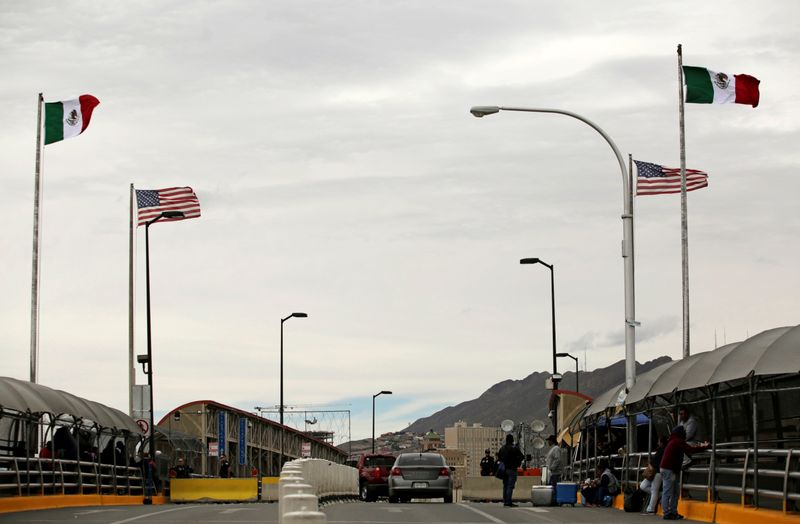 &copy; Reuters. FILE PHOTO: People queue to cross into the U.S. at the Paso del Norte border crossing bridge, as seen from Ciudad Juarez