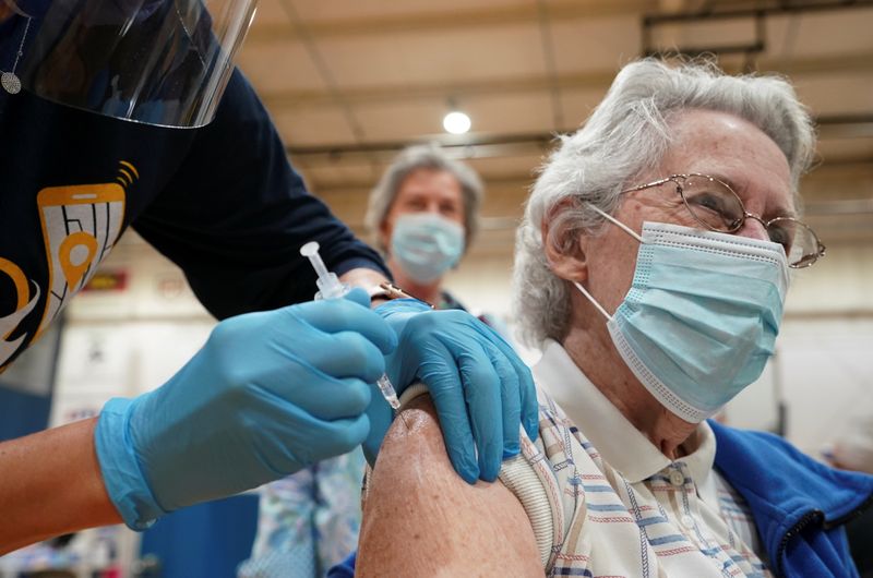 &copy; Reuters. COVID-19 vaccines are administered in Martinsburg, West Virginia