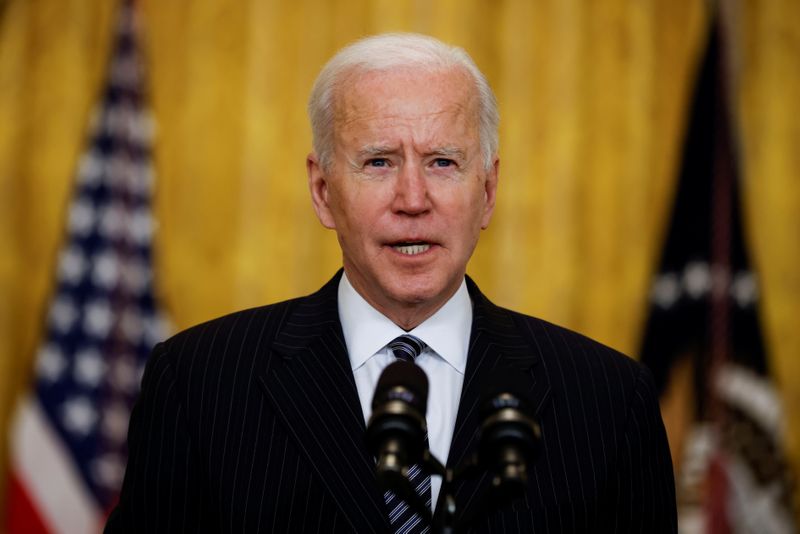 © Reuters. U.S. President Biden delivers status update on coronavirus vaccinations at the White House in Washington