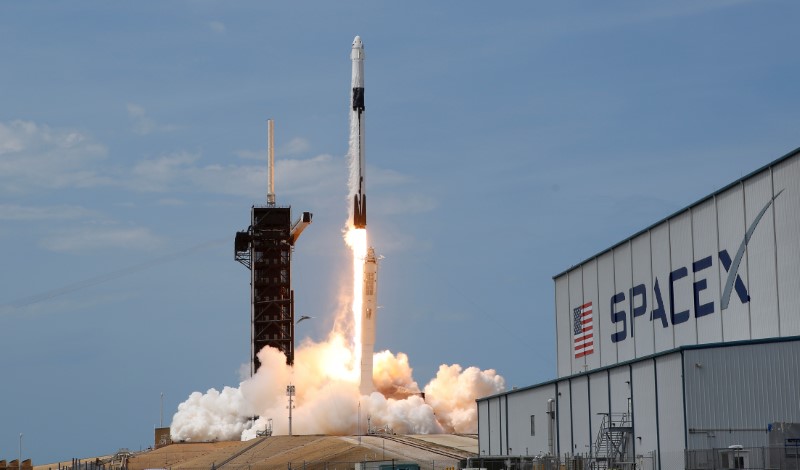 &copy; Reuters. FILE PHOTO: A SpaceX Falcon 9 rocket and Crew Dragon spacecraft carrying NASA astronauts Douglas Hurley and Robert Behnken lifts off