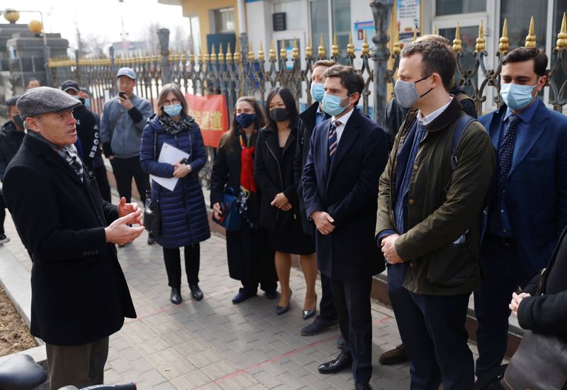 © Reuters. Jim Nickel, Charge d'affaires of the Canadian Embassy in Beijing, speaks to foreign diplomats outside the Intermediate People's Court, where Canadian Michael Spavor is expected to stand trial, in Dandong