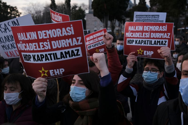 &copy; Reuters. FILE PHOTO: Demonstration in solidarity with pro-Kurdish HDP in Istanbul