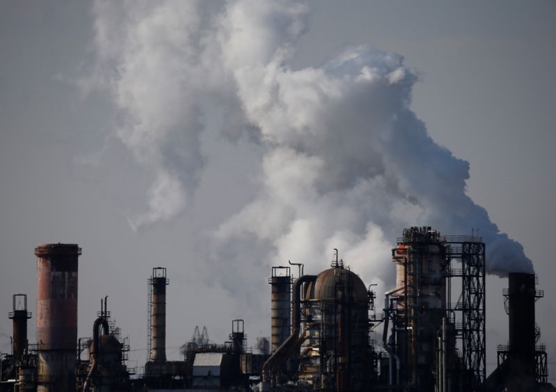 &copy; Reuters. Steam is emitted from factories at Keihin industrial zone in Kawasaki