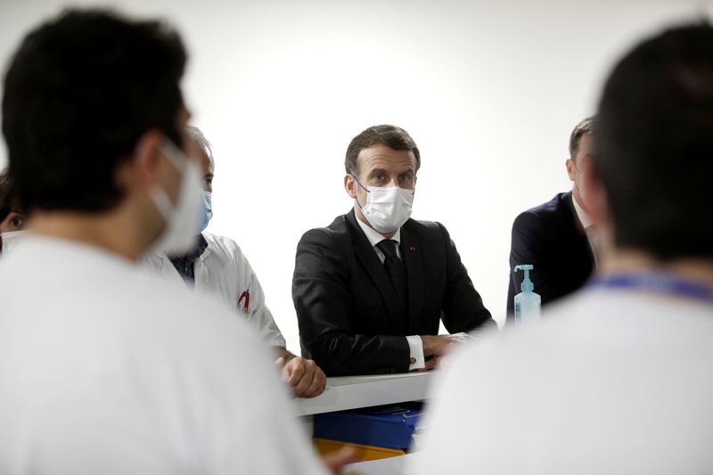 &copy; Reuters. FILE PHOTO: French President Macron visits the ICU unit for COVID-19 patients at Poissy/Saint-Germain-en-Laye hospital