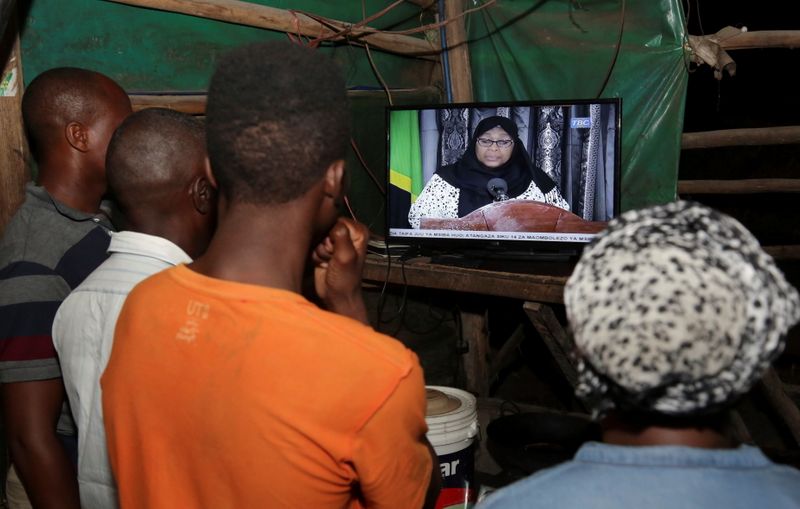 &copy; Reuters. FILE PHOTO: Residents watch the television announcement of the death of Tanzania&apos;s President John Magufuli, addressed by Vice President Samia Suluhu Hassan in Dar es Salaam