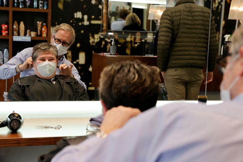 &copy; Reuters. CORONAVIRUS: LES SALONS DE COIFFURE RESTERONT OUVERTS, DIT ATTAL