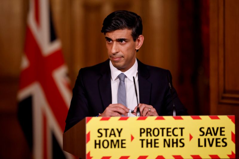 © Reuters. FILE PHOTO: Rishi Sunak hosts a press conference in Downing Street