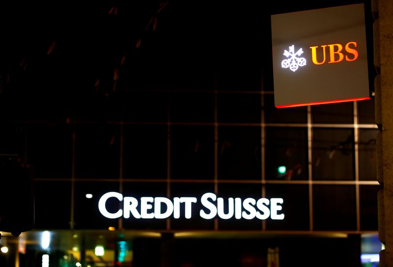 &copy; Reuters. Loghi delle banche svizzere Ubs e Credit Suisse presso le filiali di Basilea