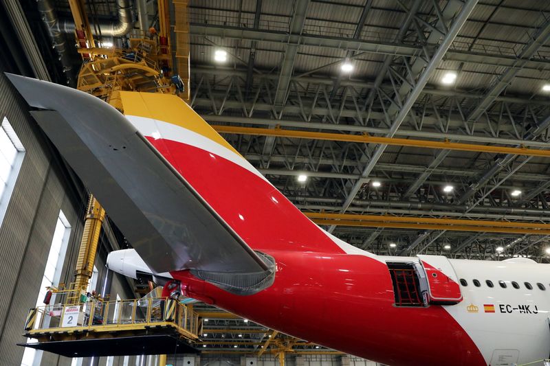 &copy; Reuters. Un trabajador de IAG Iberia en el hangar de mantenimiento de Iberia en Madrid