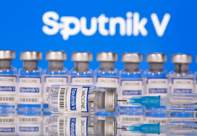 &copy; Reuters. Unos viales con la etiqueta &quot;Sputnik V Coronavirus COVID-19 Vaccine&quot; y una jeringa delante de un logotipo de Sputnik V