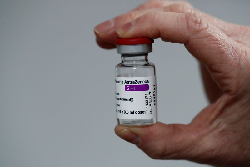 &copy; Reuters. Frasco de vacina da AstraZeneca contra Covid-19 em laboratório de Paris