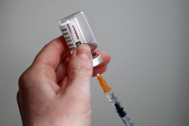 &copy; Reuters. CORONAVIRUS: REPRISE DES INJECTIONS DU VACCIN ASTRAZENECA DANS UNE DIZAINE DE PAYS