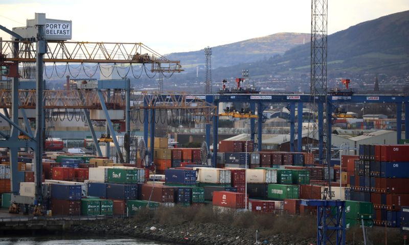 &copy; Reuters. Contenedores marítimos en el Puerto de Belfast