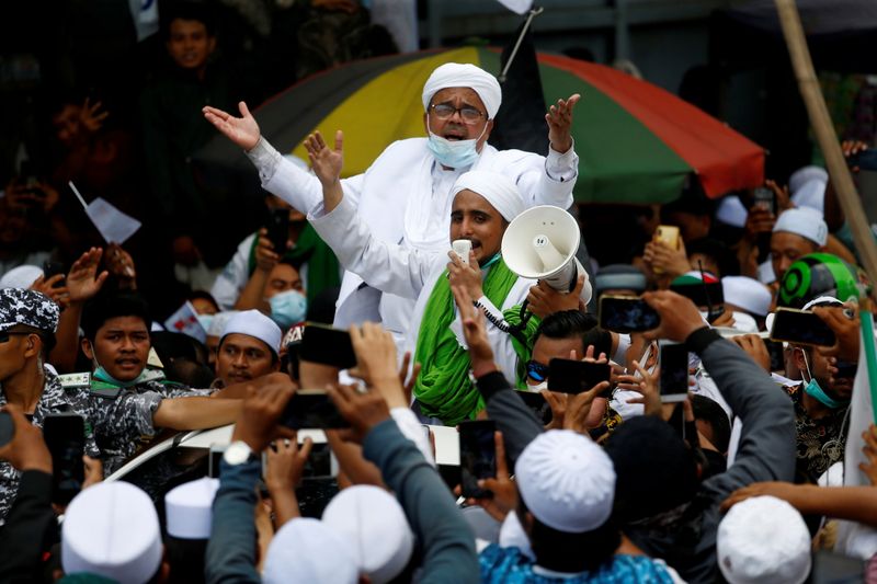 © Reuters. FILE PHOTO: Rizieq Shihab, leader of Indonesian Islamic Defenders Front (FPI), is greeted by supporters at the Tanah Abang