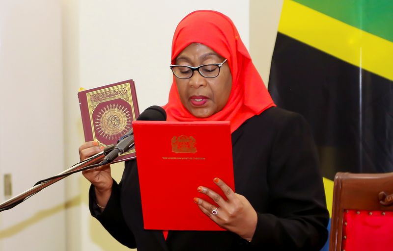 © Reuters. سامية حسن تؤدي اليمين لتصبح أول رئيسة لتنزانيا