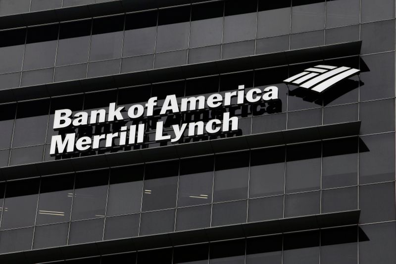 © Reuters. FOTO DE ARCHIVO: El logotipo de Bank of America Merrill Lynch en sus oficinas en Singapur