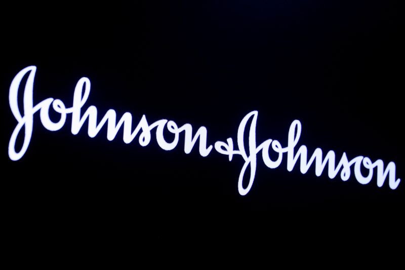 &copy; Reuters. El logotipo de la empresa Johnson &amp; Johnson en una pantalla para celebrar el 75º aniversario de la cotización de la empresa en la Bolsa de Nueva York