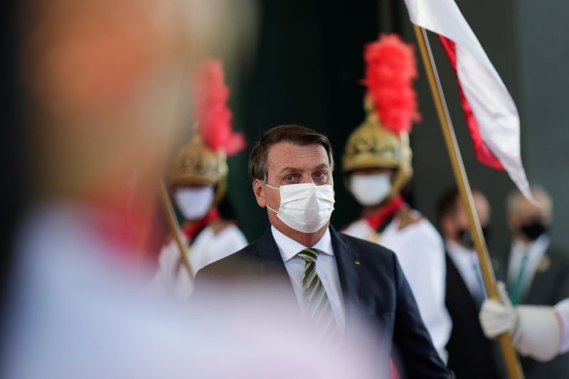 &copy; Reuters. El presidente de Brasil, Jair Bolsonaro, sale del edificio de la Supremo Tribunal Federal después de la ceremonia inaugural del año judicial en Brasilia