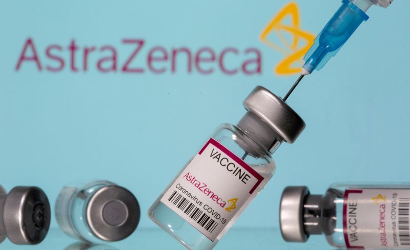 &copy; Reuters. FOTO DE ARCHIVO: Frascos con la etiqueta &quot;Vacuna de Coronavirus COVID-19 de Astra Zeneca&quot; y una jeringa delante de un logotipo de AstraZeneca, en una foto tomada el 14 de marzo de 2021