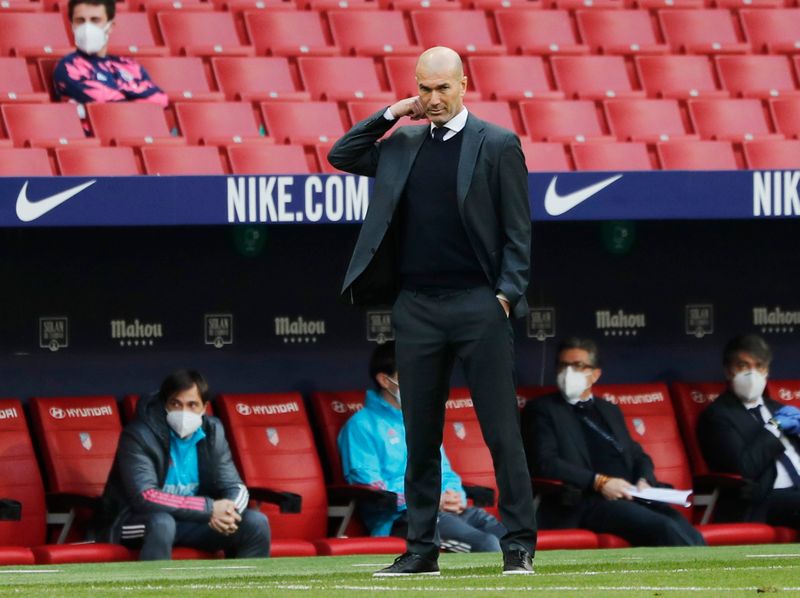 &copy; Reuters. زيدان: مواجهة ليفربول لن تلهي ريال عن الدوري الإسباني
