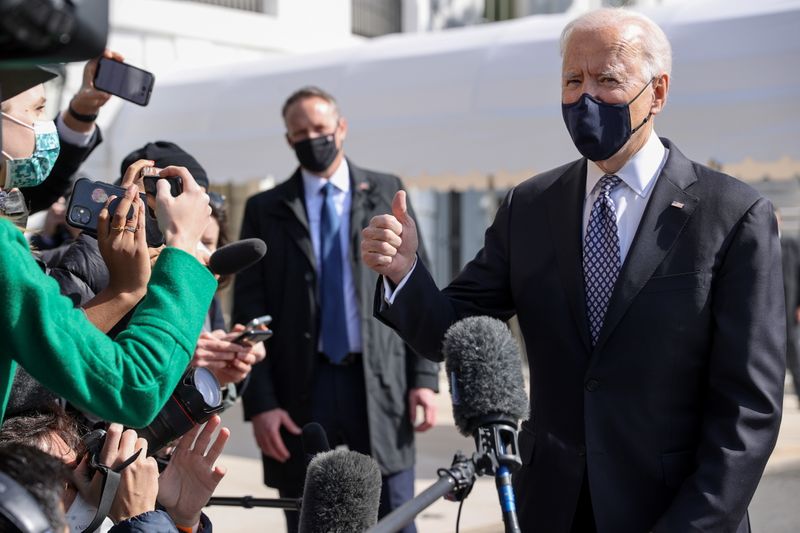 &copy; Reuters. El presidente de Estados Unidos, Joe Biden, habla con periodistas mientras se dirige a Atlanta (Georgia), desde el Jardín Sur de la Casa Blanca en Washington