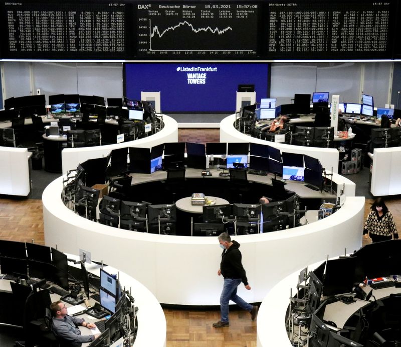 &copy; Reuters. Imagen del día de operadores en el piso de la Bolsa de Valores de Fráncfort, Alemania