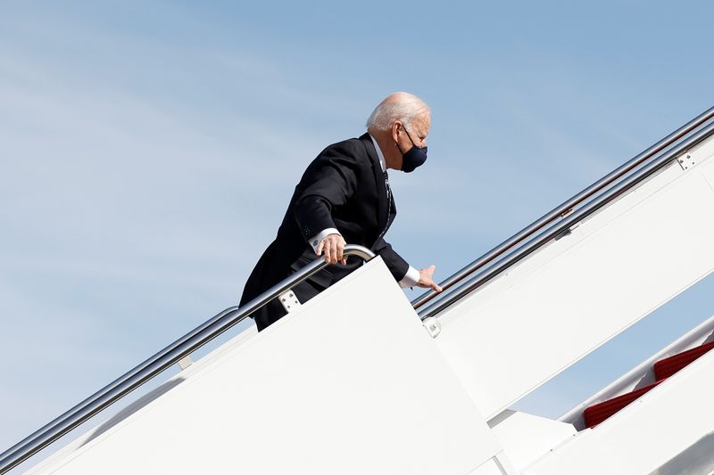 &copy; Reuters. El presidente de Estados Unidos, Joe Biden, se sostiene de una baranda luego de tropezar mientras subía por la escalera del Air Force One para viajar desde Washington a Atlanta, Georgia, y promover el paquete de ayuda de 1,9 billones de dólares por el C