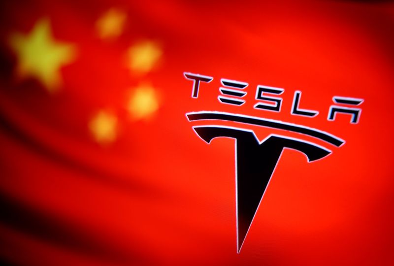 © Reuters. Ilustração com logo da Tesla e bandeira da China