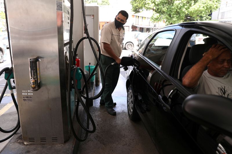 © Reuters. Carro sendo abastecido com gasolina em um posto de combustíveis no Rio de Janeiro