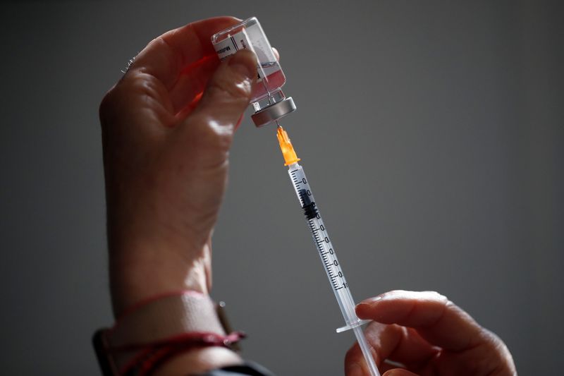 &copy; Reuters. FRANCE/CORONAVIRUS: PRÈS DE 6 MILLIONS DE PERSONNES ONT REÇU UNE PREMIÈRE DOSE DE VACCIN