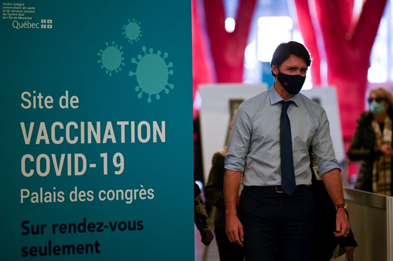 &copy; Reuters. FILE PHOTO: Canada&apos;s Prime Minister Trudeau visits a vaccination clinic in Montreal