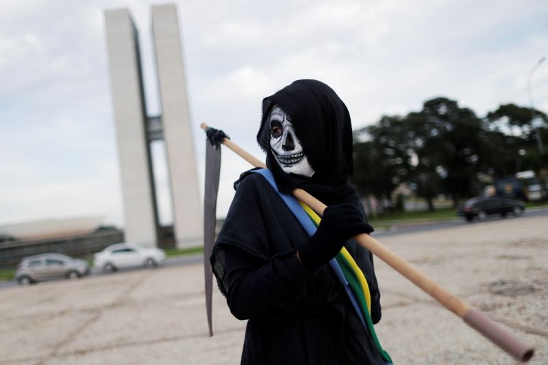 &copy; Reuters. Manifestante protesta contra o presidente Jair Bolsonaro em Brasília