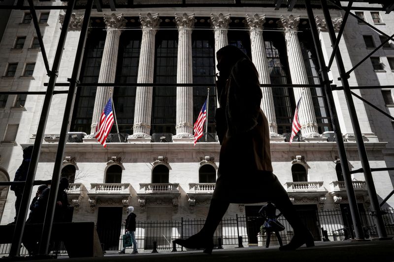 &copy; Reuters. Pessoas passam em frente à Bolsa de Nova York