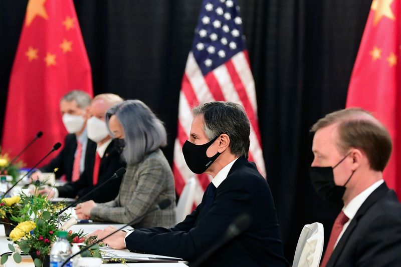 &copy; Reuters. Autoridades de EUA e China durante reunião em Anchorage