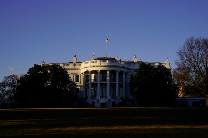 © Reuters. FILE PHOTO: The White House is seen at sunset in Washington