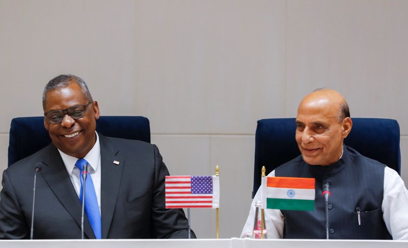 &copy; Reuters. وزير الدفاع الأمريكي يبحث مع نظيره الهندي تعزيز العلاقات بين البلدين