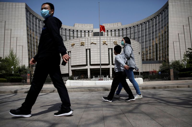 &copy; Reuters. FOTO DE ARCHIVO. Personas caminan frente a la sede del Banco Popular de China (PBOC, por sus siglas en inglés, el banco central, en Pekín, China